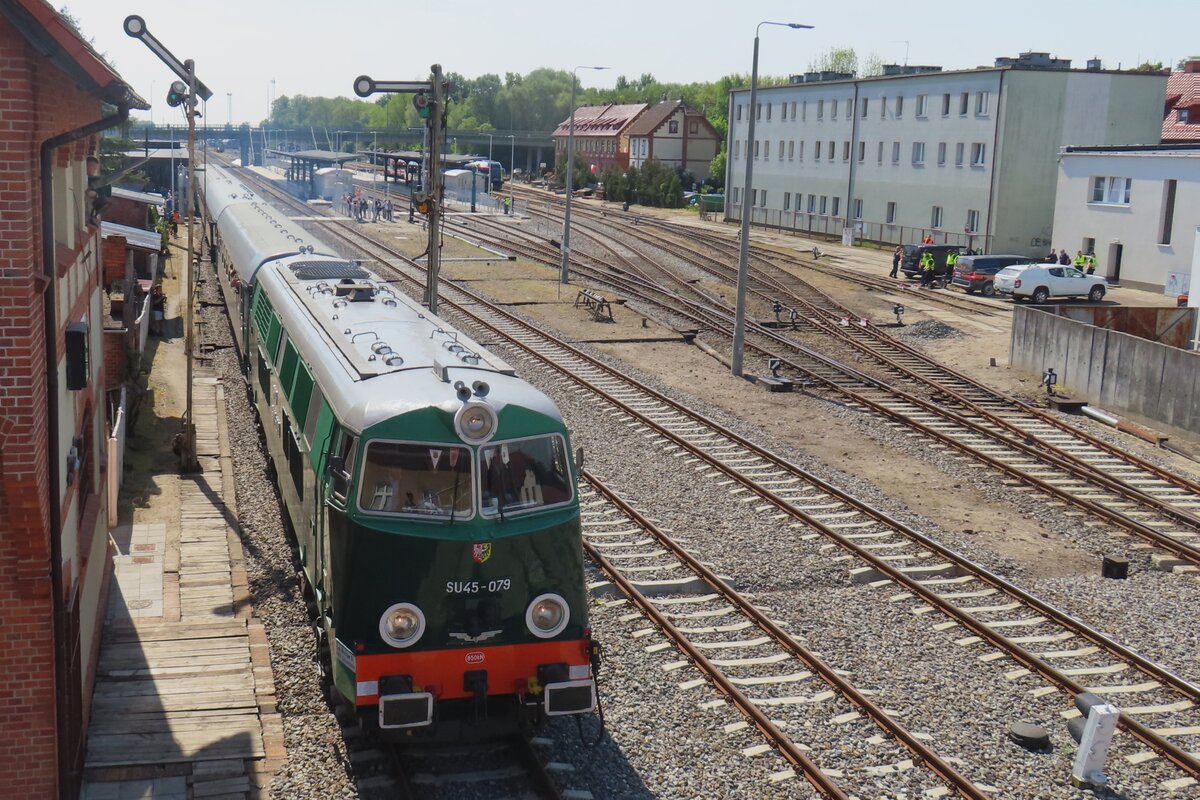 SU45-079 der Klub Sympatykowo Kolej Wroclawu (Wroclawer Klub der Eisenbahnfreunde) verlast Wolsztyn mit ein Sonderzug aus Poznan am 4 Mai 2024.