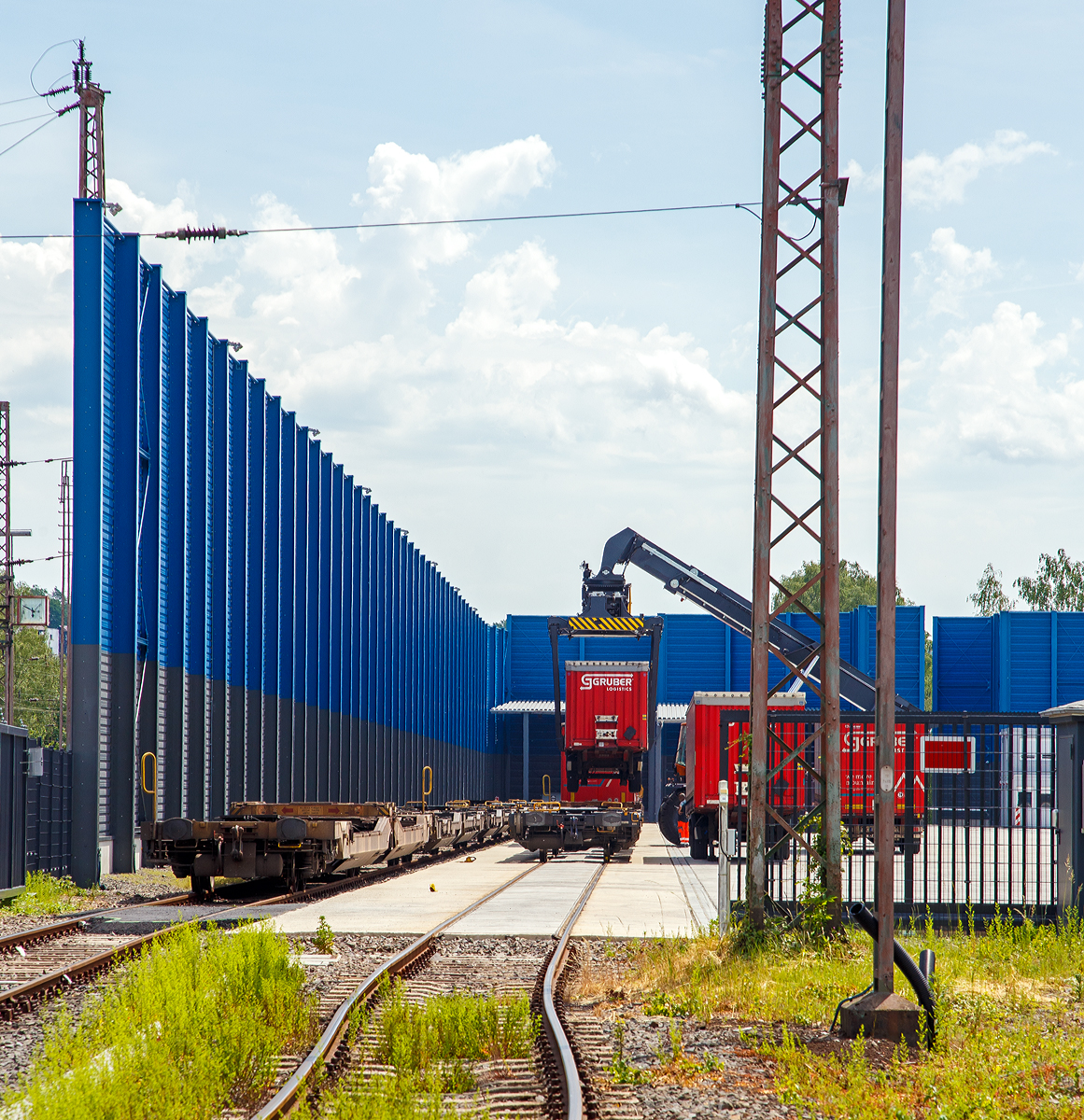 Sdwestfalen Container-Terminal GmbH (SWCT), Kreuztal Ubf, den 03.06.2019:
Ein KLV-Zug, bestehend Gelenk-Taschenwagen der Gattung Sdggmrs (Typ T3000e),  wird mittels Reachstacker beladen. Abends geht der Zug dann in Richtung Verona Quadrante Europa los.
