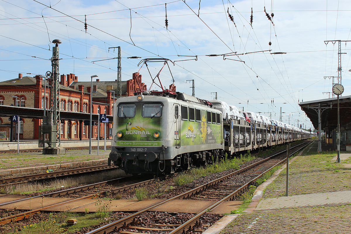 Sunrail 140 002 kam mit einem BLG-Autozug von Falkenberg nach Bremerhaven aus Richtung Magdeburg und fuhr in Richtung Wolfsburg weiter (Vandalismus-Umleiter), 20.08.2017.