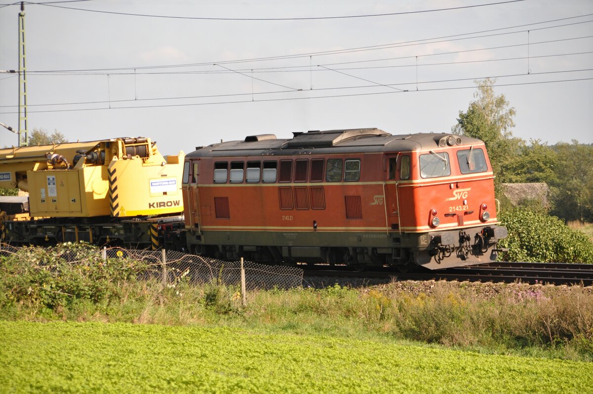 SVG 2143-21 mit Kirow Kranwagen und Bauzug in Neu-Ulm Pfuhl am 15.09.2011.