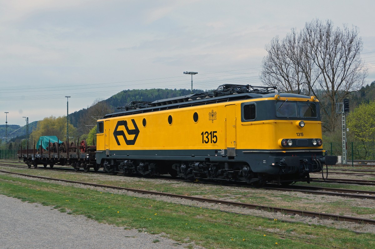 SVG: E - Lok 1315 (1956) aus den Niederlanden vor der Museumshalle der Eisenbahn Erlebniswelt Horb an Neckar am 25. April 2015.
Foto: Walter Ruetsch