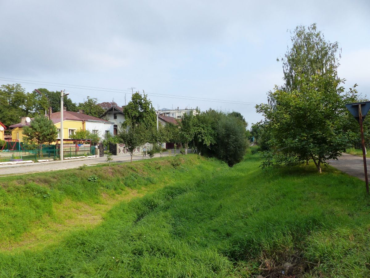 Svynya Fluss Stepana Bandery sStrasse Zohvkva, Ukraine06-09-2016.

Svynya rivier Stepana Bandery straat Zohvkva, Oekrane 06-09-2016.