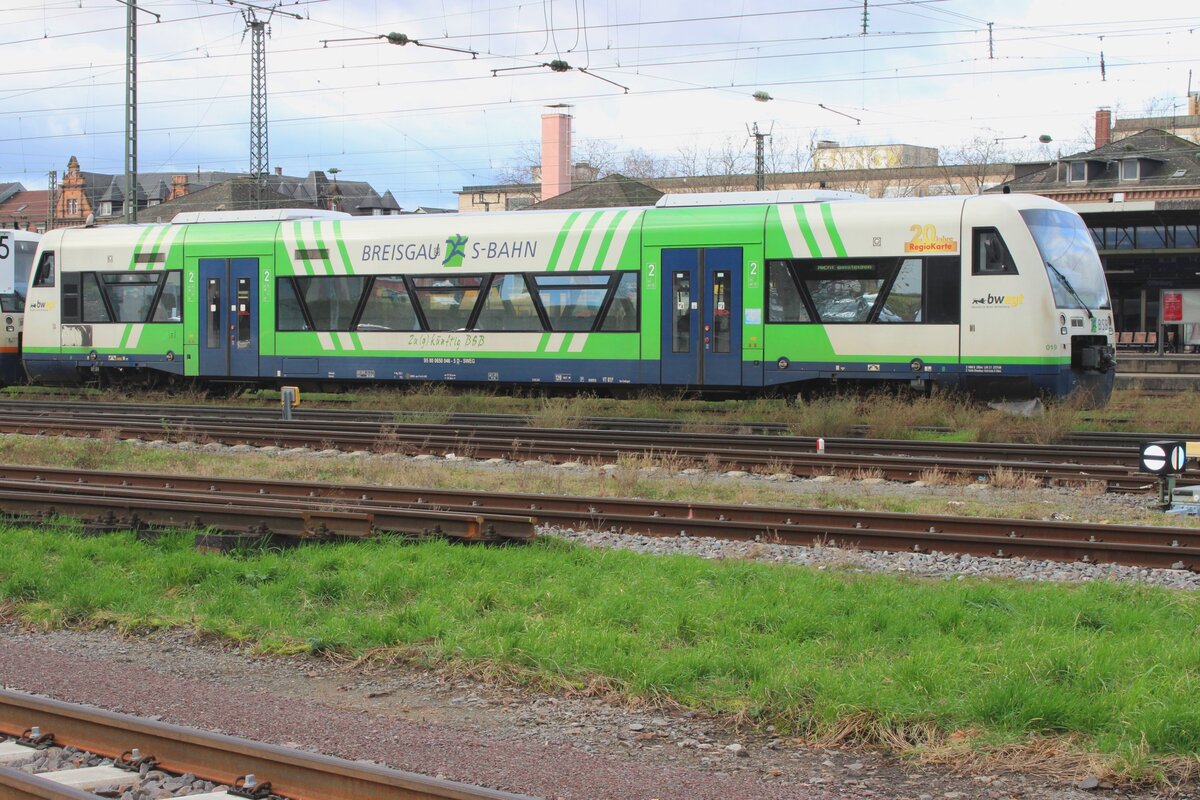 SWEG 650 046 -noch in Breisgau S-Bahn Farben-  steht am 29 Dezember 2023 in Offenburg.