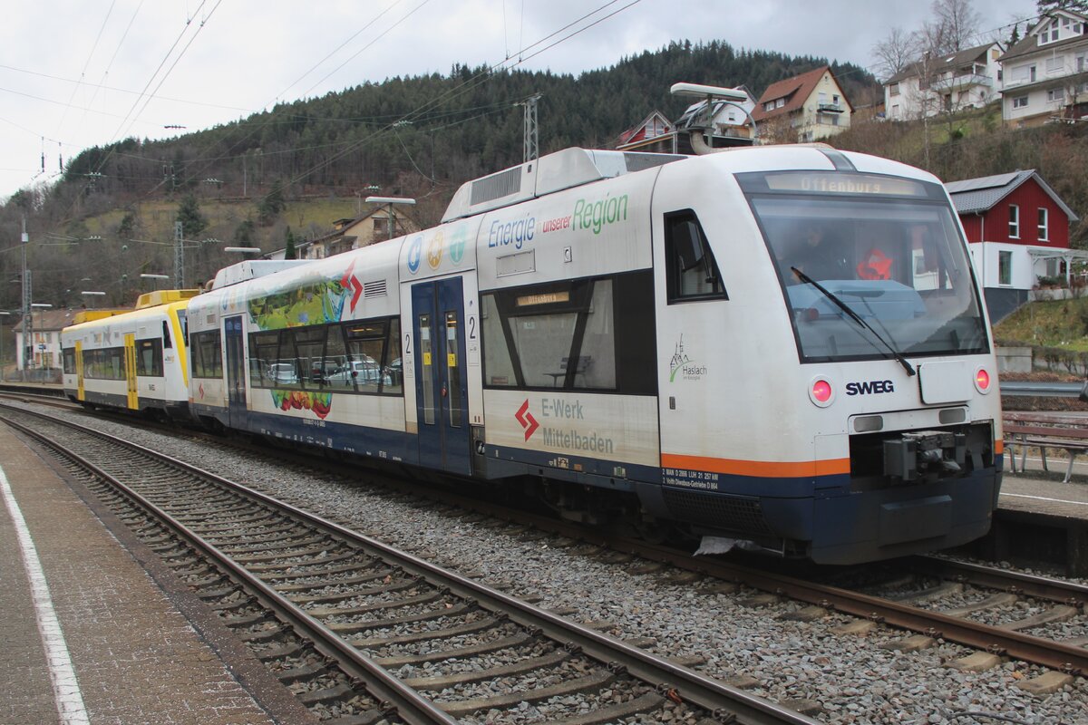 SWEG VT515 steht am 29 Dezember 2023 in Hornberg als RB nach OFfenburg während der Zeit, dass der Fahrplan seitens der DB auf die Strecke Offenburg<=>Konstanz halbiert wurde. Auch ohne GDL-Streiks fahren die DB-Züge oft nicht... 