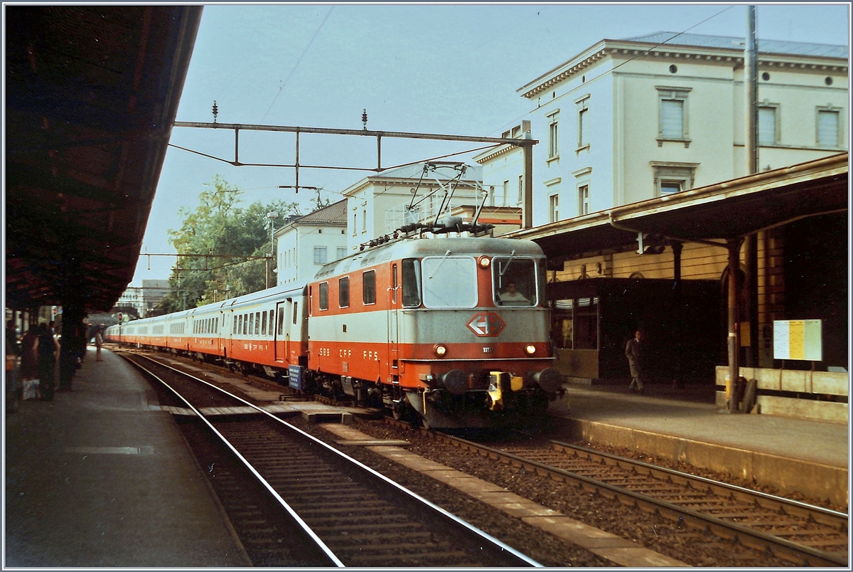 Swiss-Express: Die SBB Re 4/4 II 11113 mit dem IC 121 von Genève nach St. Gallen bei der Durchfahrt in Aarau. Auffällig: die damals bei den Swiss-Express Zügen verwendete automaische Kupplung an der Lok; auch heute noch verkehren die EW III Wagen untereinander mit dieser Kupplung, wobei die Endwagen normale Zug- und Stossvorrichtungen erhalten haben. 30. Sept. 1984