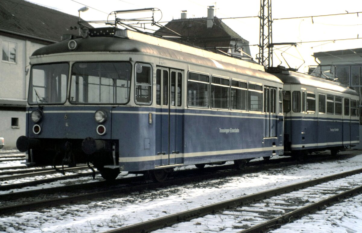 T 5 Baujahr 1956 von MF Esslingen/SSW Fabrik Nr.24 836, LP 12,30m und T 6 Baujahr 1968 von Rastatt Fabrik Nr. 21/3 LP 12,54m beim Jubilum 100 Jahre Trossinger Eisenbahn in Trossingen Stadt am 13.12.1998.