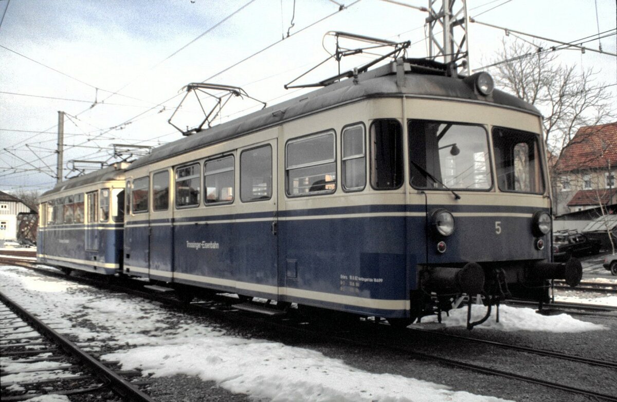 T 5 Baujahr 1956 von MF Esslingen/SSW Fabrik Nr.24 836, LP 12,30m und T 6 Baujahr 1968 von Rastatt Fabrik Nr. 21/3 LP 12,54m beim Jubilum 100 Jahre Trossinger Eisenbahn in Trossingen Stadt am 13.12.1998.