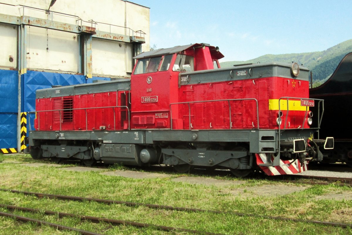 T466 0254 steht am 30 Mai 2015 während ein Offenes Wochenende ins Bw Vrutky Nakladi Stanica.