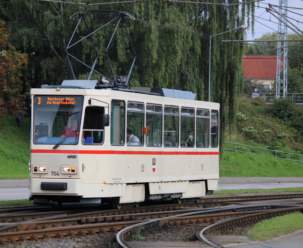 T6A2(704)von CKD Praha-Smichov am Vormittag des 12.09.2021 in Höhe Rostocker Stadthalle