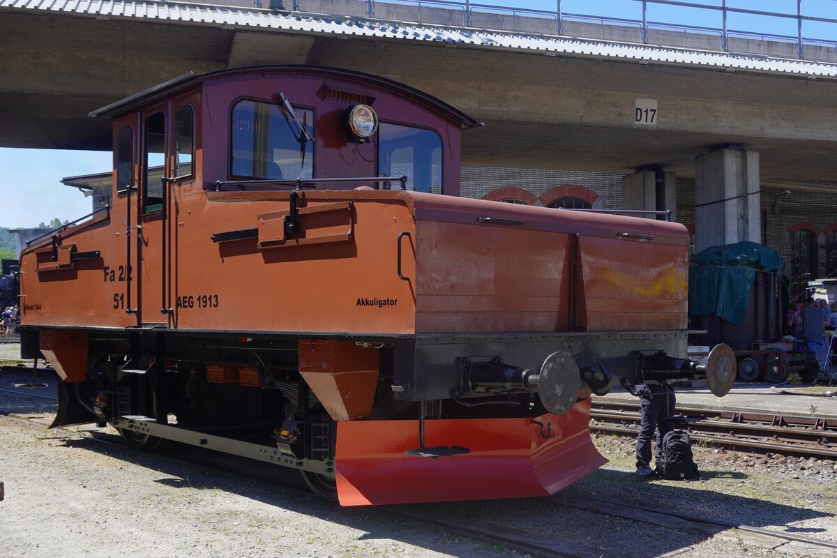 Ta 2/2 51 Akkuligator steht am 23 Mai 2026 ins Bw Brugg AG der Verein Mikado 1244.