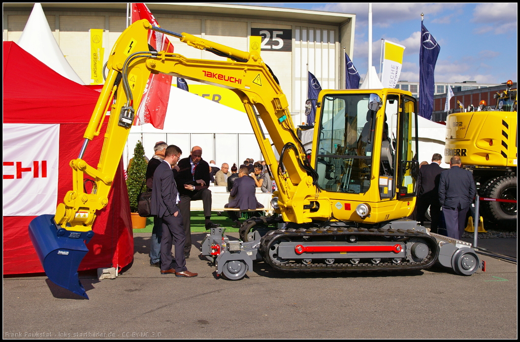 Takeuchi TB250 Two-Way Hydraulic Excavator.

Bereits als Raupenfahrzeug bewährt, wurde der TB250 auf der InnoTrans 2014 in Berlin auch als Zweiwege-Version vorgestellt.

Herstellerseite (english): http://www.takeuchi-us.com/www/docs/119/tb250-excavator
