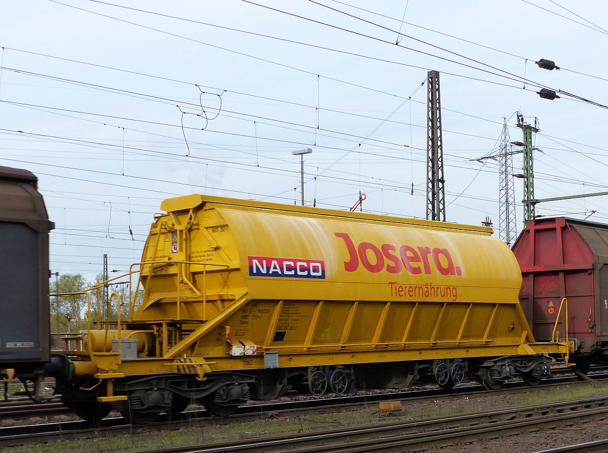 Taoos Gedeckter Schttgutwagen 37 RIV 80 D-NACCO 63XX XXX-X mit Aufschrift  Josera  Gterbahnhof Oberhausen West 30-10-2015.

Gedeckter Schttgutwagen  Taoos goederenwagen 37 RIV 80 D-NACCO 63XX XXX-X met opschrift  Josera  goederenstation Oberhausen West 30-10-2015..