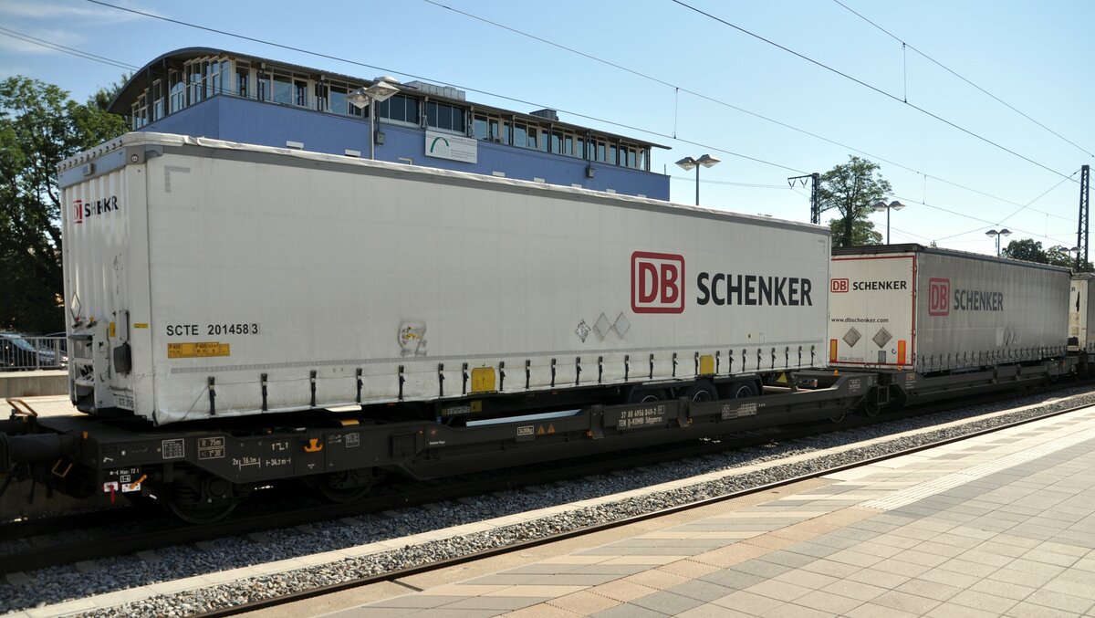 Taschenwagen 37 80 4956 040-2 TEN D-KOMBI Sdggmrss mit zwei Sattelaufliegern von DB Schenker beladen, in Rosenheim