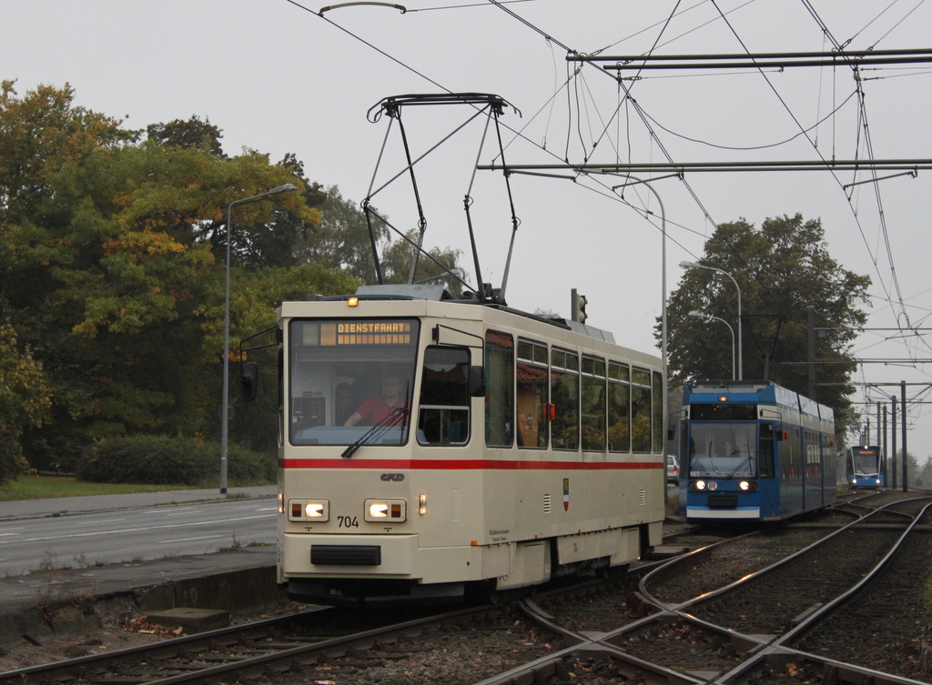 Tatra T6A2(704)und 6N1 Wagen 665 in H�he Haltestelle Rostock-Kunsthalle.16.10.2016