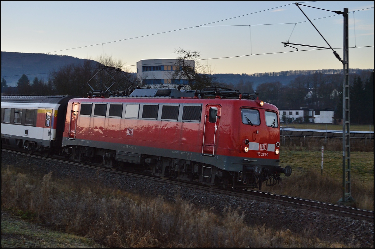 Tatschlich fahren sie noch vor ICs, wenn auch nicht mehr tglich. 115 261-0 fhrt auch nach dem Fahrplanwechsel einige Gubahn-ICs. Spaichingen, Dezember 2015. 