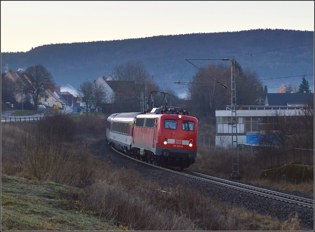 Tatschlich fahren sie noch vor ICs, wenn auch nicht mehr tglich. 115 261-0 fhrt auch nach dem Fahrplanwechsel einige Gubahn-ICs. Spaichingen, Dezember 2015. 