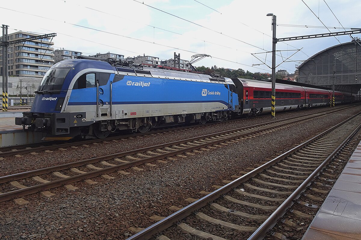 Taurus-III 1216 249 steht mit ein RailJet nach Granz Hbf am 11 September 2022 in Praha hl.n.