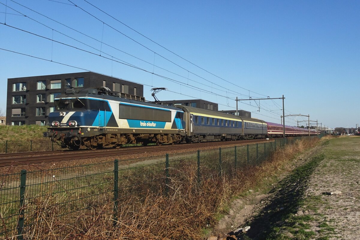 TCS 101001 schleppt ein Leerzug für GCT durch Tilburg-Reeshof am 18 März 2022.