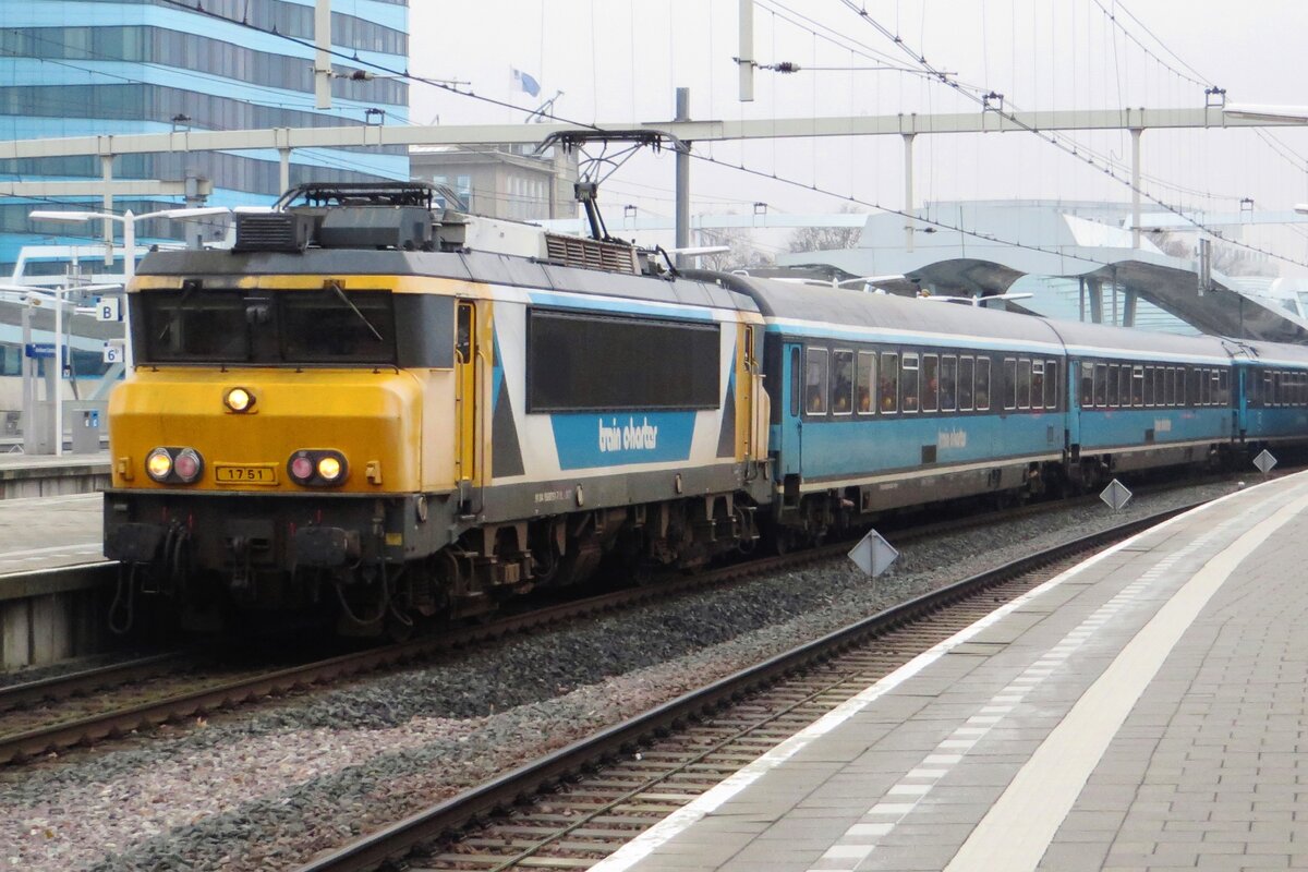 TCS 1751/101004 schleppt ein Dinner Train aus Arnhem nach deventer am trüben 17.Dezember 2022.