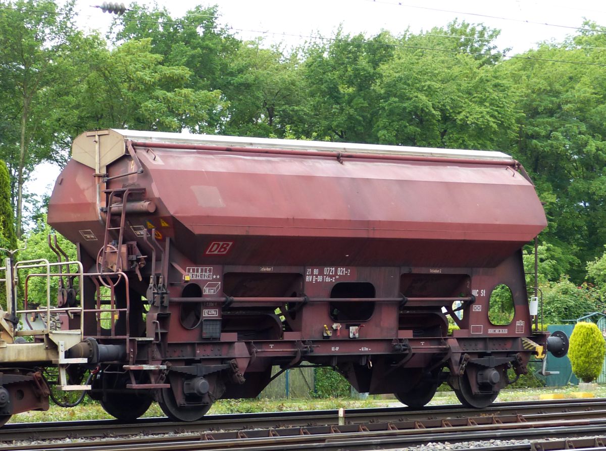 Tds-z Zweiachsiger Schttgutwagen mit Schwenkdach und dosierbarer Schwerkraftentladung mit nummer 21 RIV 80 0721 021-2 Rangierbahnhof Gremberg, Porzer Ringstrae, Kln 20-05-2016.

Tds-z zelflosser met zwenkdak met nummer 21 RIV 80 0721 021-2 rangeerstation Gremberg, Porzer Ringstrae, Keulen 20-05-2016.