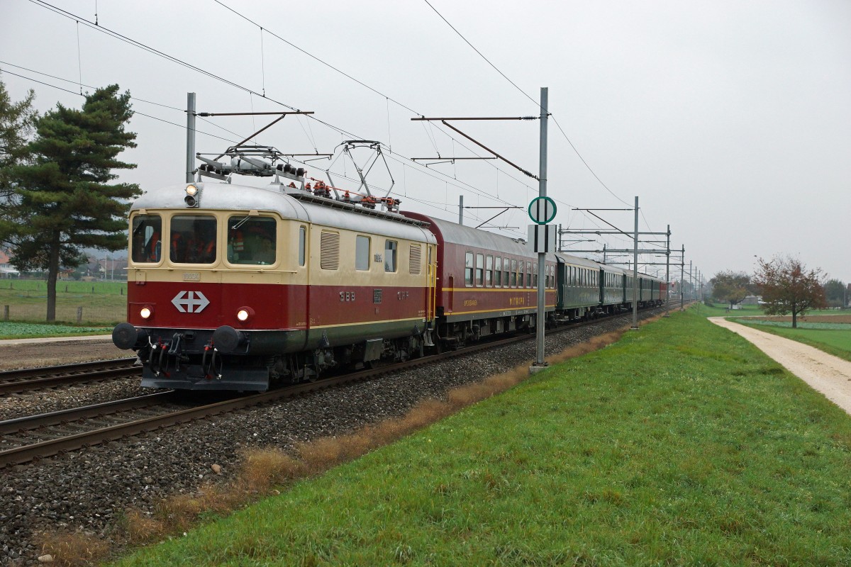 TEE-Classics/DBB: Re 4/4 I 10034,  mit einem Sonderzug bei Niederbipp am 10. Oktober 2015. Die Signaltafeln weisen auf eine kurvenreiche Strecke zwischen Niederbipp und Wangen an der Aare hin.
Foto: Walter Ruetsch
