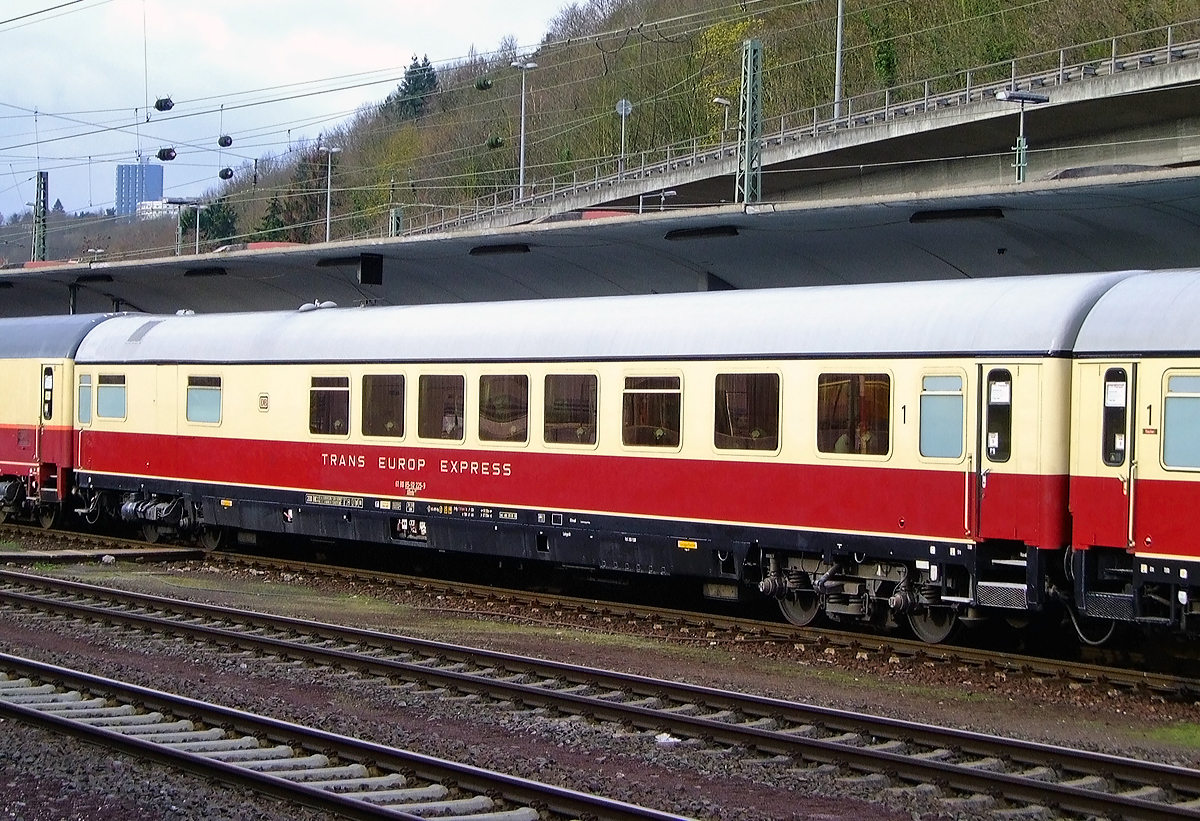 TEE - TRANS EUROP EXPRESS DB Halbspeisewagen 61 80 85-92 225-9 ARmh 217 am 03.04.2010 im Hbf Koblenz eingereiht in den IC 91300, der anlsslich des Dampfspektakels 2010 als Sonder-IC nach Trier fuhr. Den Zug konnte mit einem normalen Ticket buchen.

Der Wagen wurde 1966 von O&K in Berlin=Spandau als DB 51 80 84-40 103-4 ARm 65 gebaut, der Umbau auf 200 km/h erfolgte 1971 in DB 51 80 84-80 225-2  ARmh 217. Im Jahr 1987 erfolgte ein weiterer Umbau in DB 61 80 84-92 225-0 und 1994 in DB 61 80 85-92 225-9 ARmh 217.

Ab 1965 bestellte die DB in mehreren Baulosen 25 klimatisierte, 27,5m lange Halbspeisewagen im TEE-Standard der Bauart ARm-65 bzw. ARmh217. Ein Teil der Wagen wurde in 2-farbiger F-Zug-Lackierung ausgeliefert. Dier ersten 3 Wagen von O&K wurden noch fr HG=140km/h mit Klotzbremse ausgeliefert und 1971 umgerstet und um bezeichnet. Die Hansa- und WMD-Wagen waren von Anfang an mit MG-Bremse ausgerstet. Sptere Lieferungen erhielten den TEE-Anstrich in rot/elfenbein. Die Fahrzeuge wurden mehrfach umgebaut, die gasbeheizten Herde spter gegen elektrische Herde ausgetauscht und moderne Kchentechnik eingebaut.

TECHNISCHE DATEN (laut Anschriften):
Spurweite: 1.435 mm (Normalspur)
Lnge ber Puffer: 27.500 mm
Drehzapfenabstand: 19.500 mm
Leergewicht: 51 t
Hchstgeschwindigkeit: 200 km/h
Sitzpltze: 18
Bremsbauart: KE-GPR-Mg (D)
