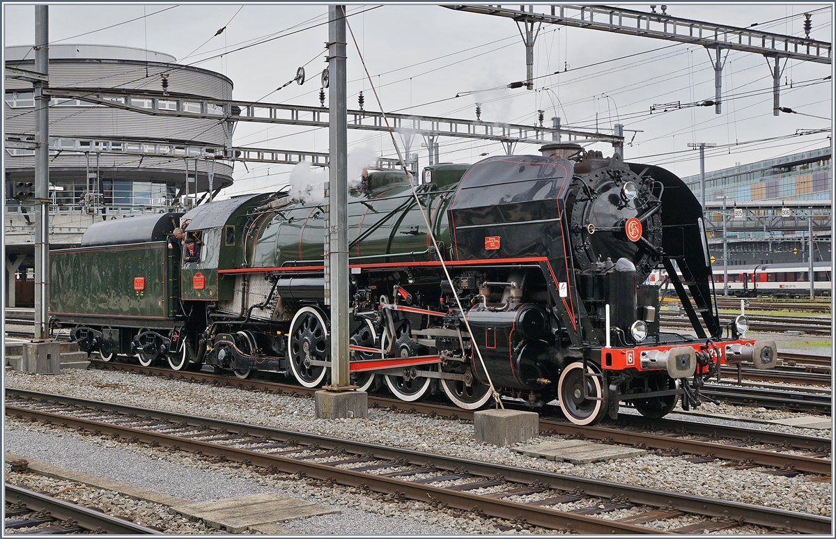 Tender voraus und ungeschickter Standort vereitlen bessere Bilder der 141 R 1244 des  Vereins Mikado 1244  in Luzern.
24. Juni 2018