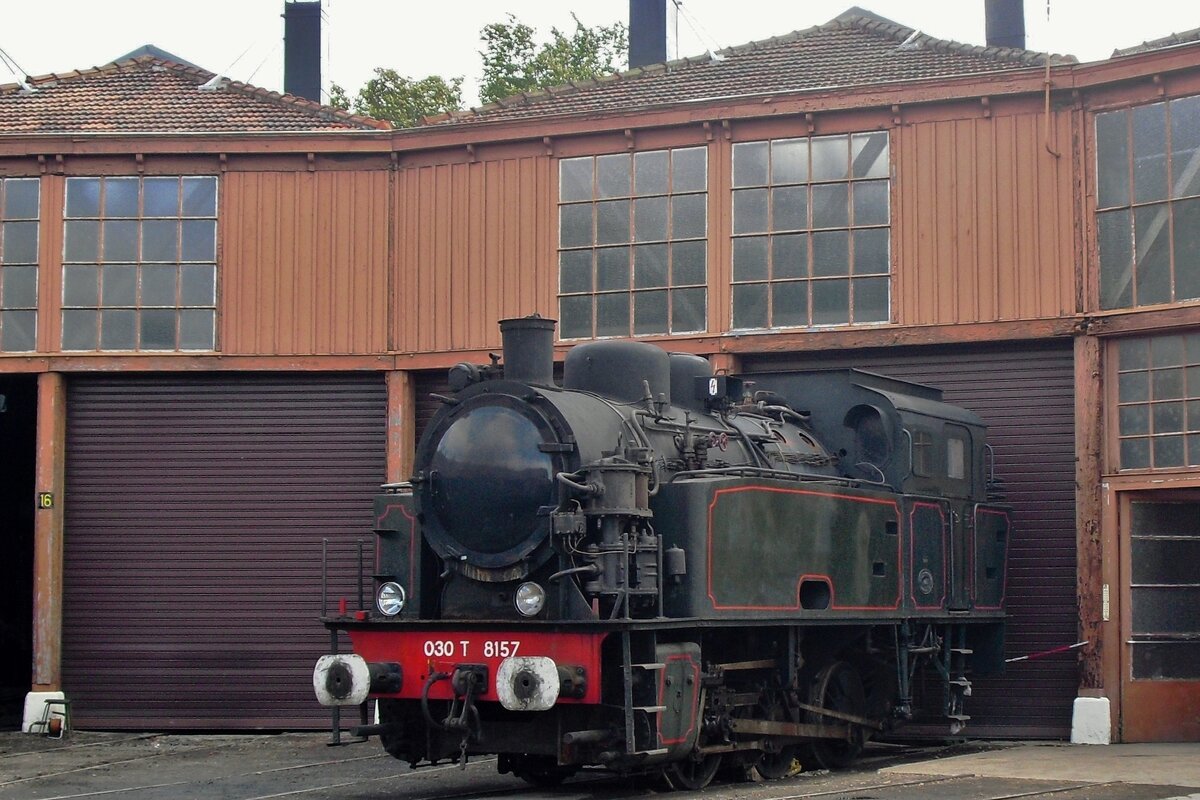 Tenderlok 030 TA 8157 steht am 18 September 2011 vor den 100 Jahr alte Lokschuppen der AJECTA in Longueville.