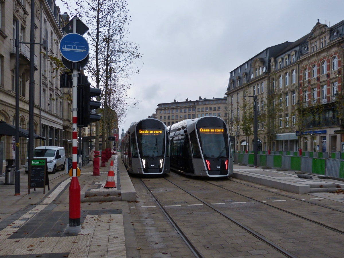 Testphase des nchsten Abschnitts der Straenbahn der Stadt Luxemburg, zwischen dem Hauptbahnhof und der Stereplaz. 2 Fahrzeuge der Straenbahn im Regelbetrieb, stehen an der letzten Haltestelle  Place de Paris  vor dem Hauptbahnhof von Luxemburg, bis zum 13.12.2020 werden noch keine Fahrgste mitgenommen. 02.12.2020 (Hans)