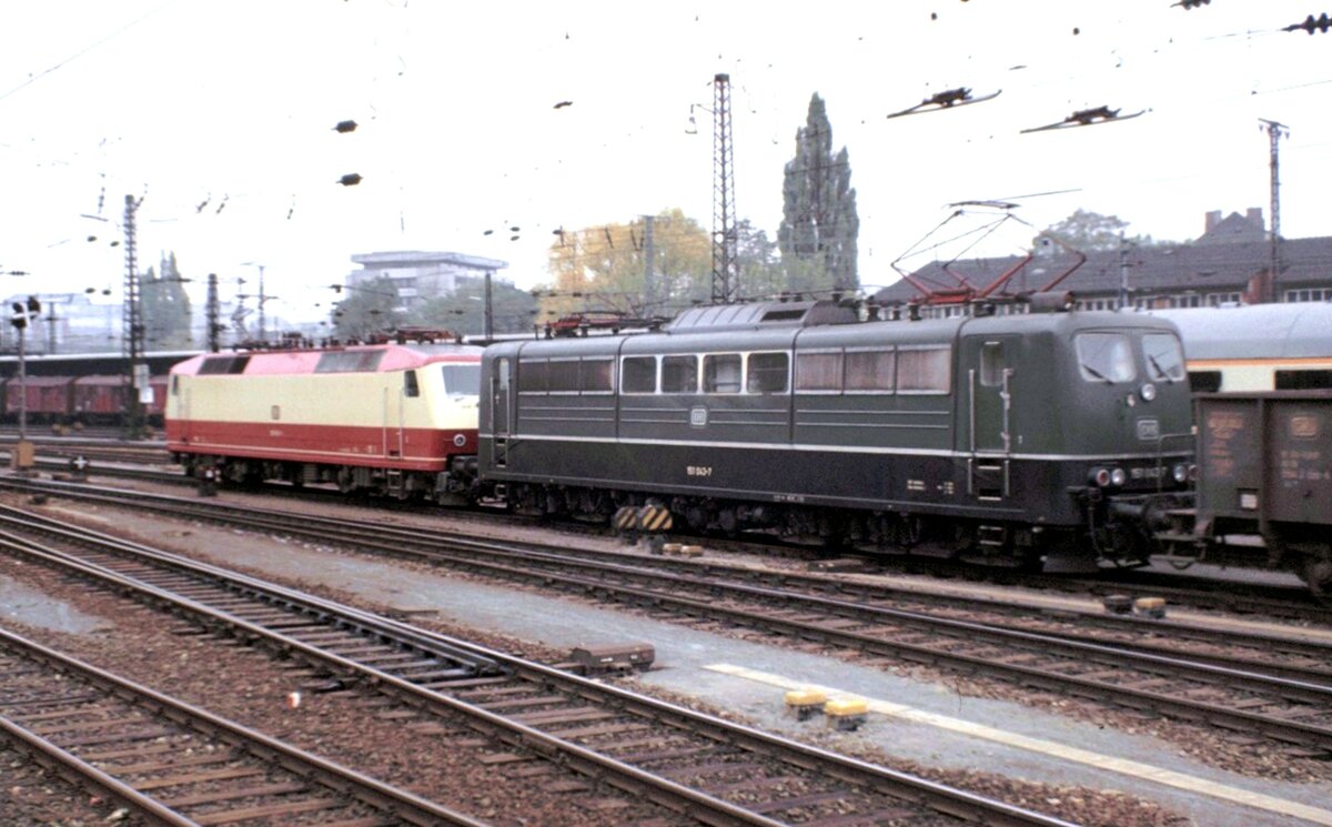 Testzug mit 120 003-9 und Angstlok 151 043-7 (aufgebügelt) in Würzburg am 30.10.1983. 