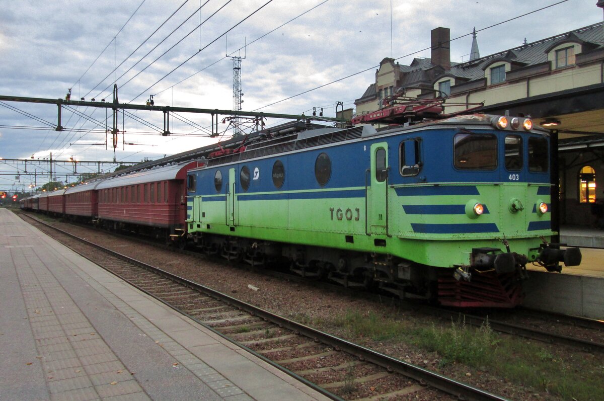 TGOJ 403 zieht ein Nachtzug durch Gävle am 12 September 2015.