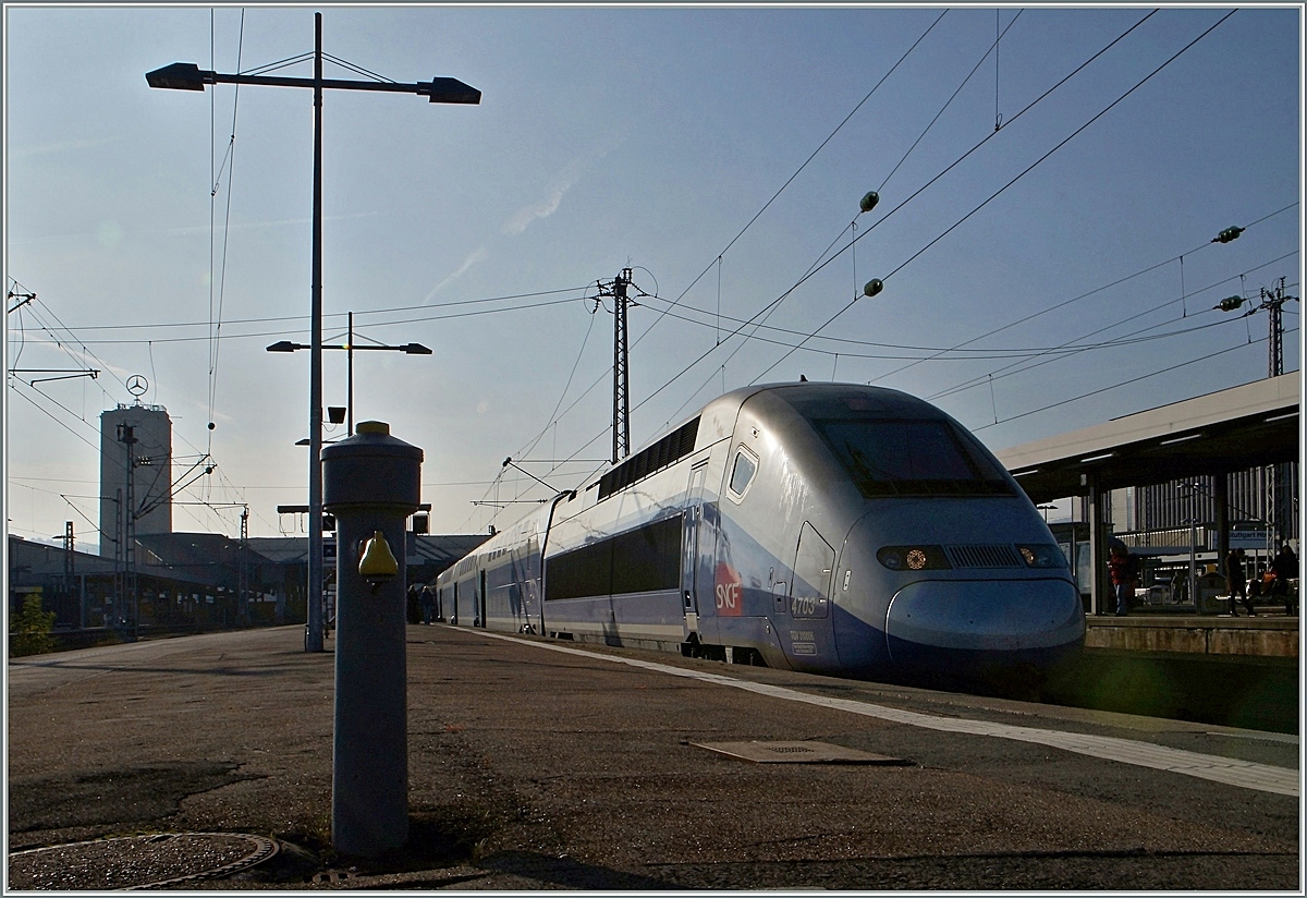 TGV 4703 nach Paris in Stuttgart Hbf.
(hier die etwas aufgehellte Variate des BB.de Bildes).
28. Nov. 2014