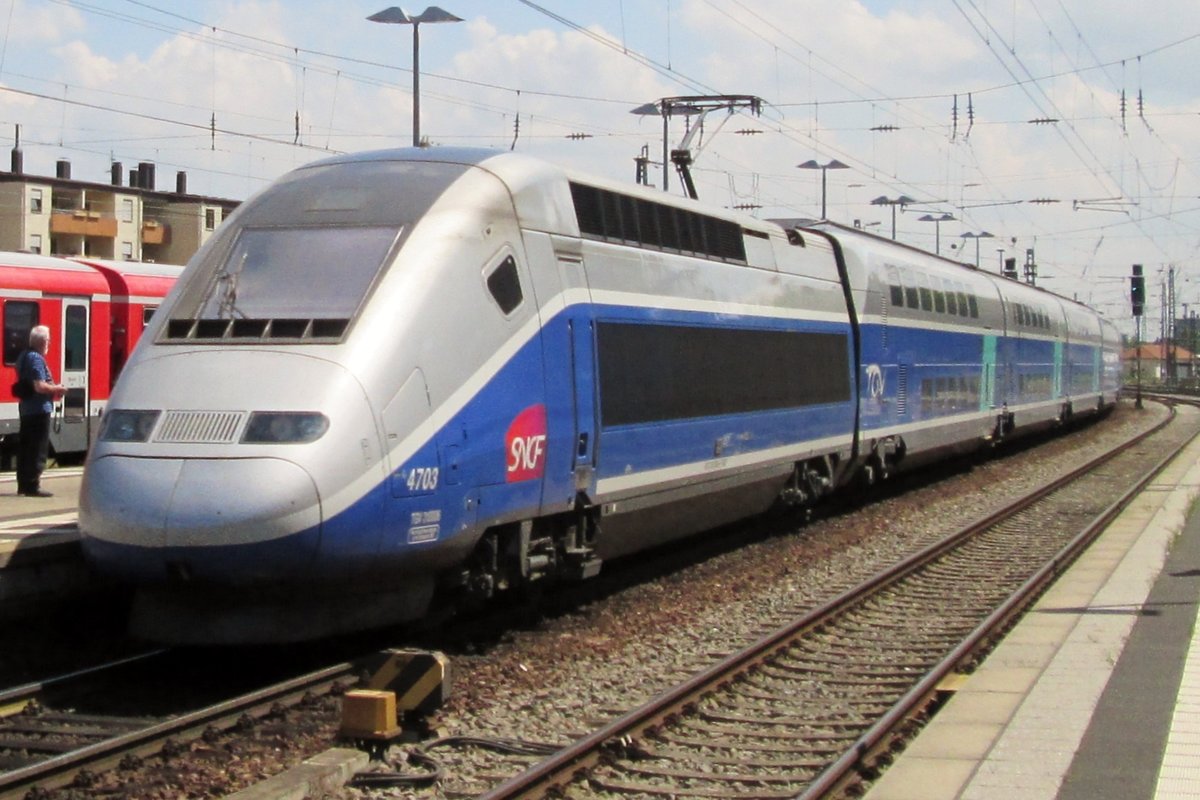 TGV 4703 stört der Plandampf in Neustadt (Weinstrasse) am 31 Mai 2014 nür kurz.