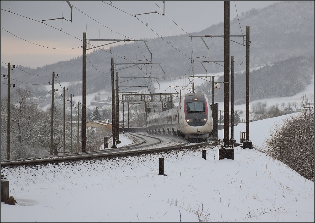 TGV Lyria 4418 im Landeanflug auf Zürich. Den weitesten Teil seiner Reise hat er zurückgelegt, den langsamsten noch nicht... Gelterkinden, Januar 2017.