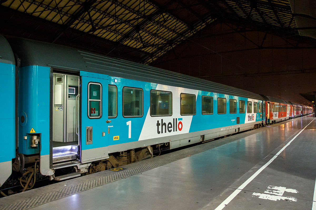 Thello  1. Klasse Reisezugwagen der Gattung A 61 83 19-90 423-0 I-TI eingereiht im Zugverband des EC 159 (Mailand – Nizza – Marseille) am 24.03.2015 im Bahnhof Marseille Saint-Charles.

Der Wagen ist ein Eurofima bzw. UIC-Typ Z1-Wagen welcher der italienischen Trenitalia gehört und auf diese registriert ist. Die Wagen sind Trenitalia an die Thello vermietet. Wobei die Thello S.A.S. den Sitz in Paris hat und so ein französisches Eisenbahnverkehrsunternehmen ist, das aber von Trenitalia gehalten wird. Thello war das erste Unternehmen, das die Konkurrenz im Schienenpersonenfernverkehr mit der SNCF aufnahm, nachdem der Markt für internationale Fernverkehrsverbindungen ab 2009 in Frankreich liberalisiert wurde. Thello betreibt Expresszüge zwischen Frankreich und Italien.

Auf WLAN muss man in den Zügen allerdings komplett verzichten. Dafür ist das Mobilfunknetz entlang der Strecke ordentlich ausgebaut, sodass man zum Beispiel über ein Smartphone problemlos im Internet surfen kann.

TECHNISCHE DATEN: 
Spurweite: 1.435 mm
Anzahl der Achsen. 4
Länge über Puffer:  26.400 mm
Drehzapfenabstand: 19.000 mm
Achsabstand im Drehgestell: 2.560 mm
Laufraddurchmesser: 920 mm (neu)
Drehgestellbauart: Fiat Breda 260
Leergewicht:  47 t
Sitzplätze: 	52 (2. Klasse) und Bistrobereich
Höchstgeschwindigkeit:  200 km/h
Bremsbauart:  Freno WU-R 80t	

