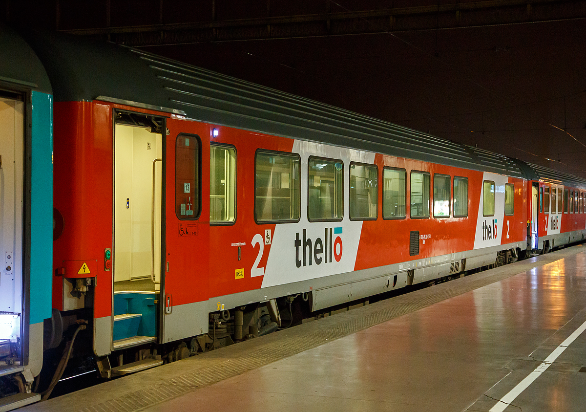 Thello  2. Klasse Reisezugwagen mit Bistrobereich der Gattung BRH 61 83 85-90 209-2 I-TI eingereiht im Zugverband des EC 159 (Mailand – Nizza – Marseille) am 24.03.2015 im Bahnhof Marseille Saint-Charles.

Der Wagen ist ein Eurofima bzw. UIC-Typ Z1-Wagen welcher der italienischen Trenitalia gehört und auf diese registriert ist. Die Wagen sind Trenitalia an die Thello vermietet. Wobei die Thello S.A.S. den Sitz in Paris hat und so ein französisches Eisenbahnverkehrsunternehmen ist, das aber von Trenitalia gehalten wird. Thello war das erste Unternehmen, das die Konkurrenz im Schienenpersonenfernverkehr mit der SNCF aufnahm, nachdem der Markt für internationale Fernverkehrsverbindungen ab 2009 in Frankreich liberalisiert wurde. Thello betreibt Expresszüge zwischen Frankreich und Italien.

Auf WLAN muss man in den Zügen allerdings komplett verzichten. Dafür ist das Mobilfunknetz entlang der Strecke ordentlich ausgebaut, sodass man zum Beispiel über ein Smartphone problemlos im Internet surfen kann.

TECHNISCHE DATEN: 
Spurweite: 1.435 mm
Anzahl der Achsen. 4
Länge über Puffer:  26.400 mm
Drehzapfenabstand: 19.000 mm
Achsabstand im Drehgestell: 2.560 mm
Laufraddurchmesser: 920 mm (neu)
Drehgestellbauart: Fiat Breda 260
Leergewicht:  47 t
Sitzplätze: 	33 (2. Klasse) und Bistrobereich
Höchstgeschwindigkeit:  200 km/h
Bremsbauart:  Freno WU-R 80t	
