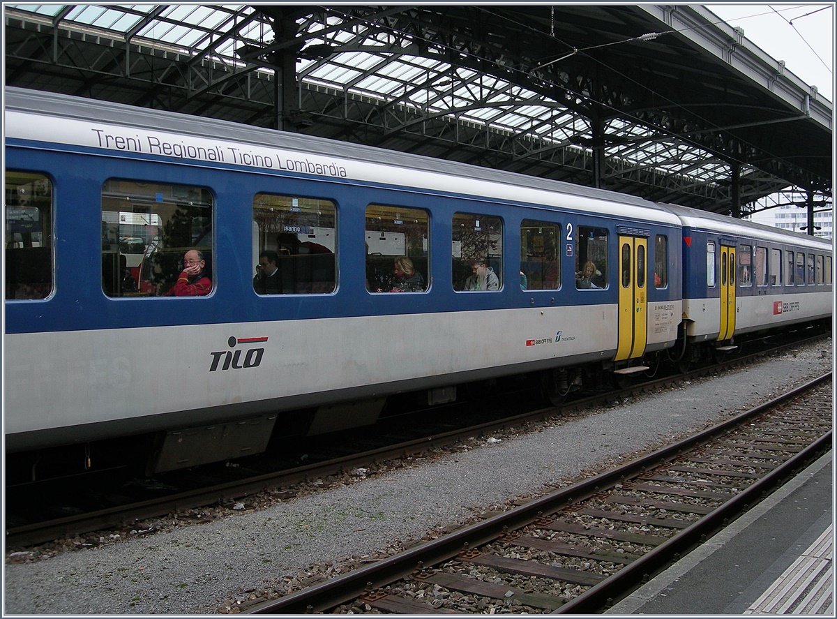 TILO in der Westschweiz: mit SBB und (noch) trenialia ist dieser im Disoppendel im Einstatz stehende EW I B angeschrieben während TILO seit einigen Jahren aus der SBB und Trenord besteht.
Lausanne den 9. Jan. 2017