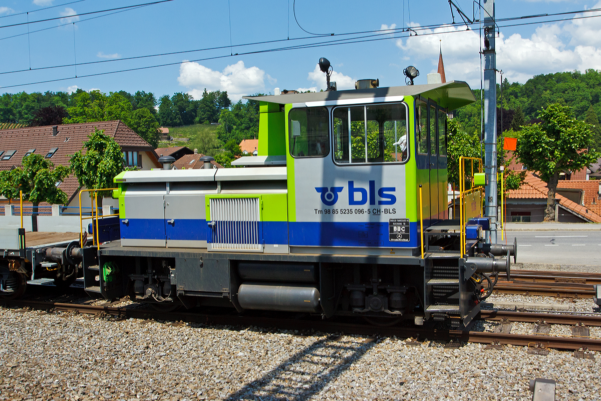 
Tm 2/2 BLS - Rangierlok Tm 235 096-5 (98 85 5235 096-5 CH-BLS), ex GBS 96 (Grbetal-Bern-Schwarzenburg-Bahn),  abgestellt am 28.05.2012 beim Bahnhof Spiez (aufgenommen aus einfahrendem Zug). 

Die diesel-elektrische Rangierlok wurde 1984 von Stadler unter der Fabriknummer 165 gebaut, der elektr. Teil ist von BBC, der Dieselmotor ist von Mercedes-Benz.

Technische Daten: 
Spurweite: 1.435 mm 
Achsfolge: B
Lnge ber Puffer:  7.950 mm
Achsabstand:  4.050 mm
Eigengewicht: 29.00 t
Hchstgeschwindigkeit: 80 km/h (geschleppt 75 km/h)
Leistung: 350kW
Motor: 12-Zylinder Mercedes-Benz Dieselmotor
Raddurchmesser: 960 mm