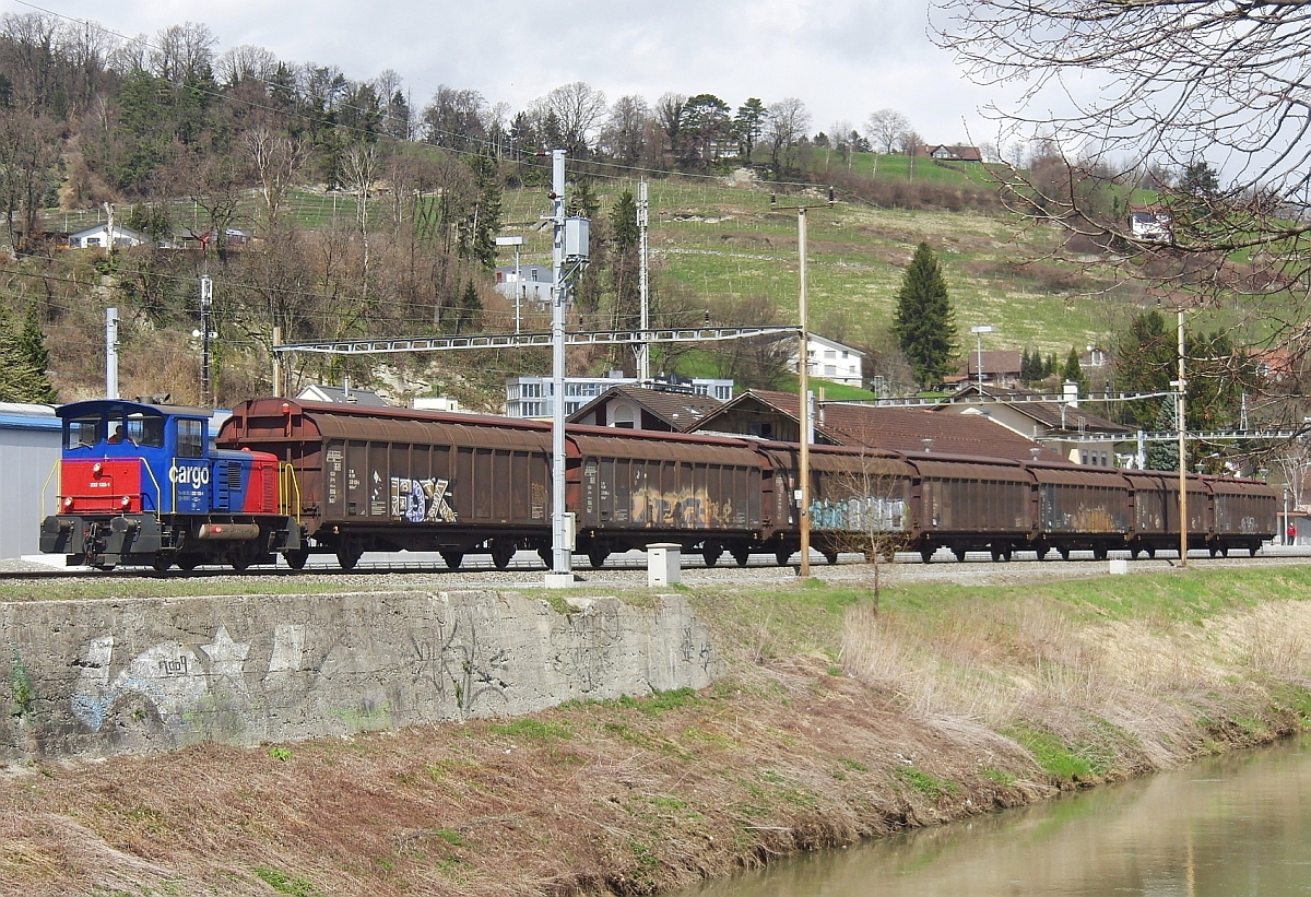 Tm 232 132-1 wartet in Au SG auf die Durchfahrt eines Gegenzuges, um anschlieend auf der eingleisigen Rheintalstrecke Richtung Buchs weiterzufahren (13.04.2013).