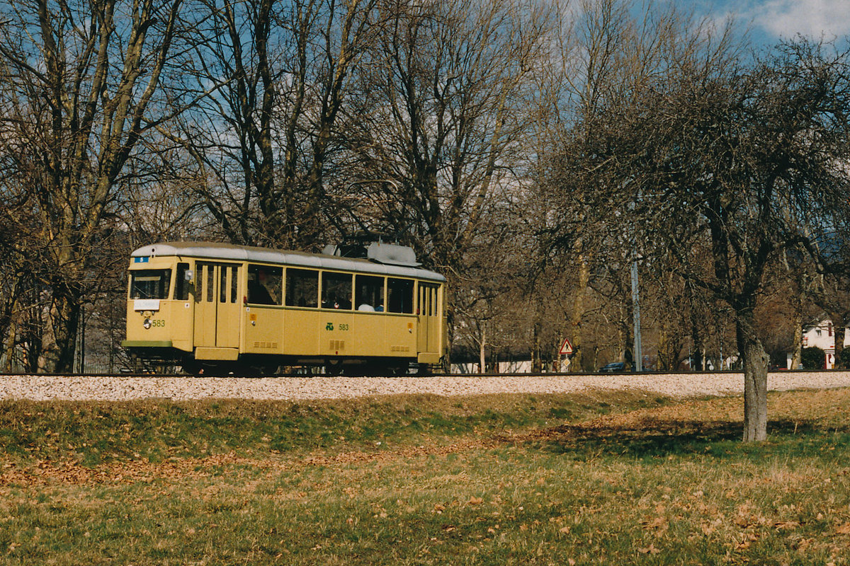 TN: Der Reservetriebwagen Be 4/4 583 auf der Linie 5 Neuenburg-Boudry. Die Aufnahme entstand im März 1982 bei Collombier NE.
Diese Bauart von Standard Triebwagen standen nur bei der Strassenbahn Neuenburg mit den Nummern 81 bis 83 im Einsatz und waren nicht vergleichbar mit den damaligen Standard Triebwagen der Strassenbahnen Genf, Bern, Luzern, Basel und Zürich. Auch verkehrten sie ohne Anhänger. Gebaut wurden sie 1947 von SIG SAAS. Ein Triebwagen ist erhalten geblieben. 
Foto: Walter Ruetsch