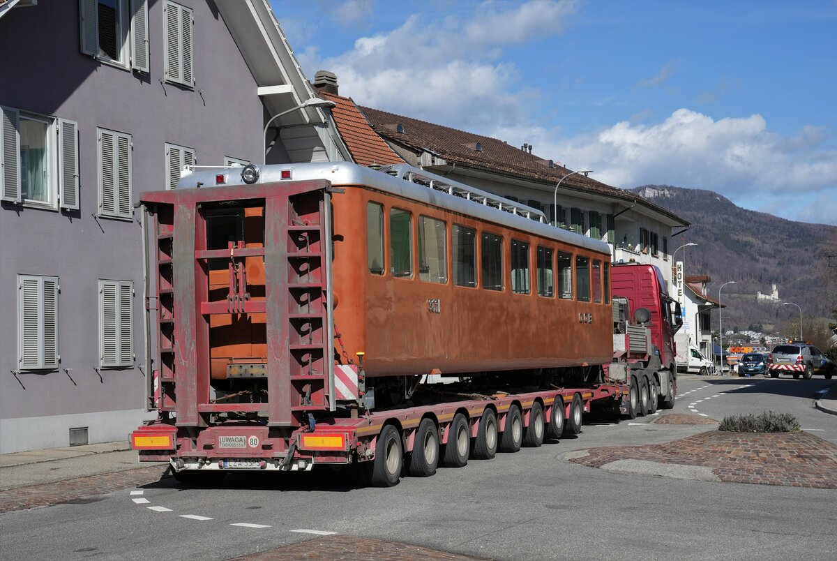 Totalrevision für den GGB Bhe 2/4 3021 mit Baujahr 1961.
Wegen zu hohen Kosten in der Schweiz erhält der Bhe 2/4 3021 der Gornergrat Bahn/GGB in Warschau eine Totalrevision. Bald wird er in neuem Glanz in seine Heimat zum Matterhorn zurückkehren.
Beim Zwischenhalt in Oberbipp sowie beim Passieren eines Kreisels von Niederbipp auf der Fahrt nach Warschau am 9. März 2023.
Im Hintergrund leicht erkennbar ist das Schloss Neu-Bechburg von Oensingen.
Foto: Walter Ruetsch 
