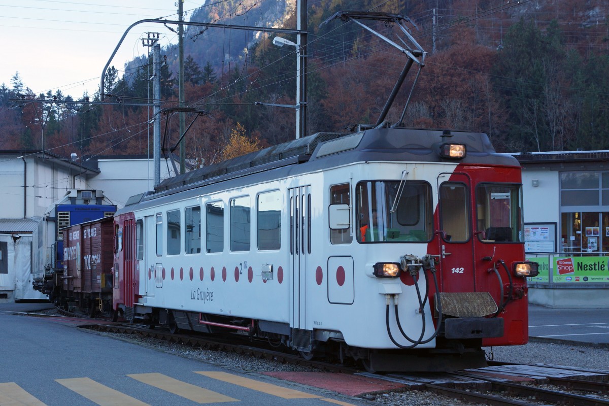 TPF: Bald Geschichte ist der BDe 4/4 142 im Rollbockverkehr Bulle - Broc Fabrique. Die Aufnahme entstand am 12. November 2015 bei einem Rangiermanöver in Broc. Mit der Inbetriebnahme der neuen Züge werden die Triebwagen BDe 4/4 141 bis 142 sowie die Be 4/4 151 bis 152 ausrangiert.
Foto: Walter Ruetsch
