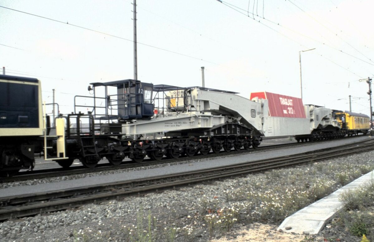 Tragschnabelwagen mit 313 to Kiste Uaai 838, Tiefladewagen mit 24 Achsen bei der Jubiläumsparade 150 Jahre Deutsche Eisenbahn in Nürnberg am 14.09.1985.