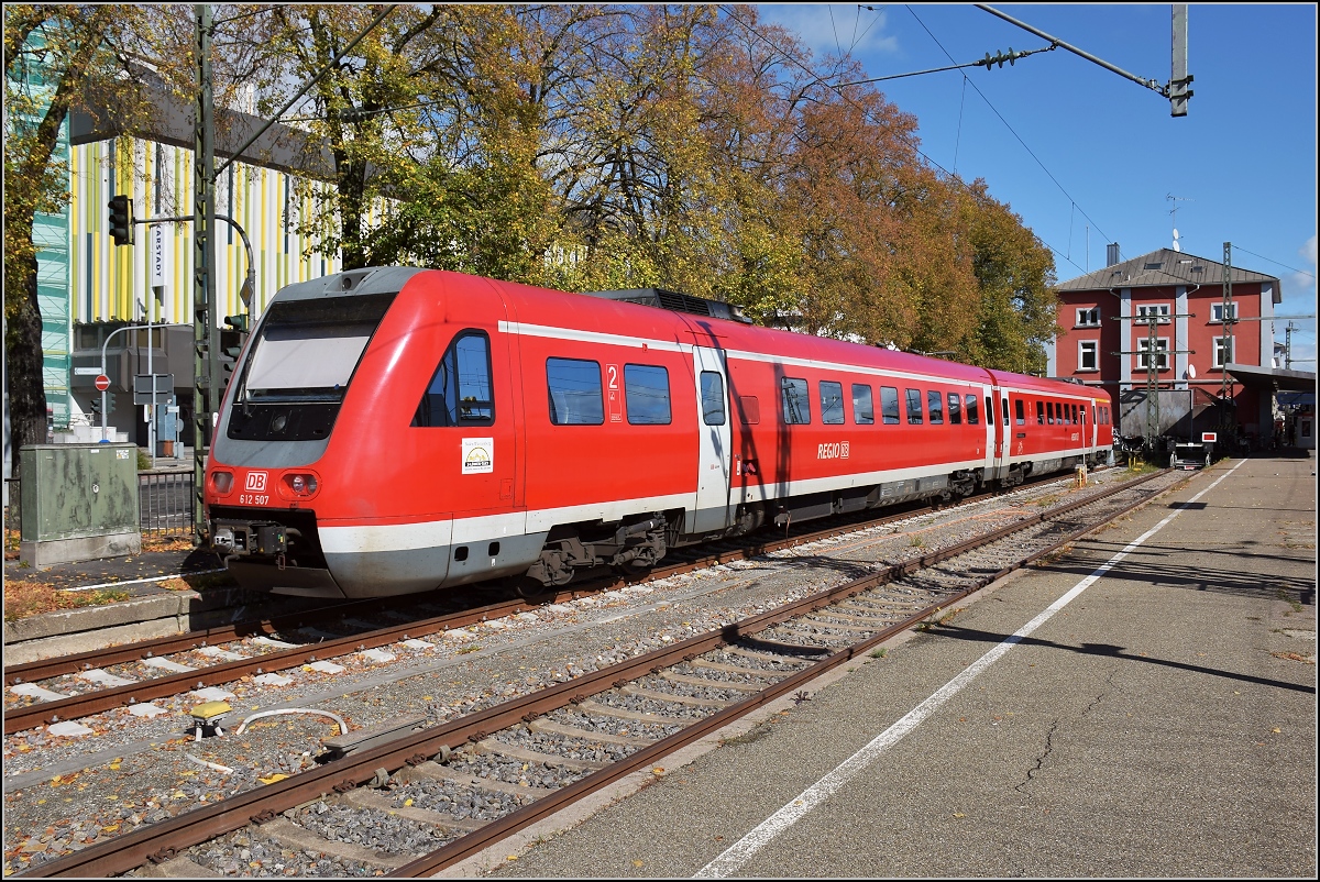 Traktionswandel am Hochrhein, der einzigen  Schweizer Dieselstrecke , die Schaffhausen mit Basel verbindet, sowie auch Rheinfelden AG, Stein-Säckingen.

Ein Vorbote ist mit dem roten 612 007 in Singen zu sehen. Oktober 2017.