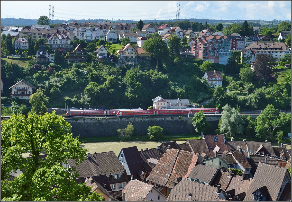 Traktionswandel am Hochrhein, der einzigen  Schweizer Dieselstrecke , die Schaffhausen mit Basel verbindet, sowie auch Rheinfelden AG, Stein-Säckingen.

Hier der Blick von Laufenburg AG nach Laufenburg (Baden), wo gerade eine Zugkreuzung mit drei 611 genau am richtigen Ort stattfindet. Juni 2016. 