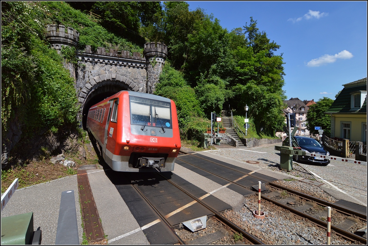 Traktionswandel am Hochrhein, der einzigen  Schweizer Dieselstrecke , die Schaffhausen mit Basel verbindet, sowie auch Rheinfelden AG, Stein-Säckingen.

611 030 verlässt den Rappensteintunnel in Laufenburg (Baden), Juni 2016. 