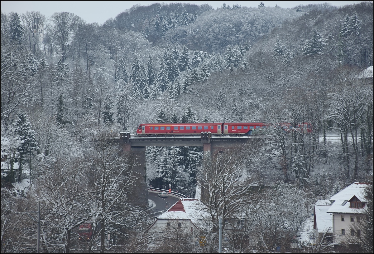 Traktionswandel am Hochrhein, der einzigen  Schweizer Dieselstrecke , die Schaffhausen mit Basel verbindet, sowie auch Rheinfelden AG, Stein-Säckingen.

611 auf der Brücke zwischen Hauenstein und Albert. Januar 2016. 