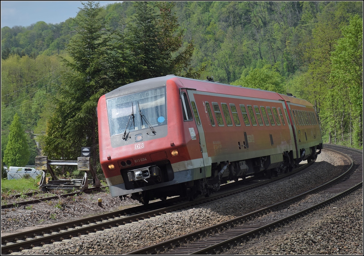Traktionswandel am Hochrhein, der einzigen  Schweizer Dieselstrecke , die Schaffhausen mit Basel verbindet, sowie auch Rheinfelden AG, Stein-Säckingen.

611 034 in Wehr-Brennet, April 2018. 