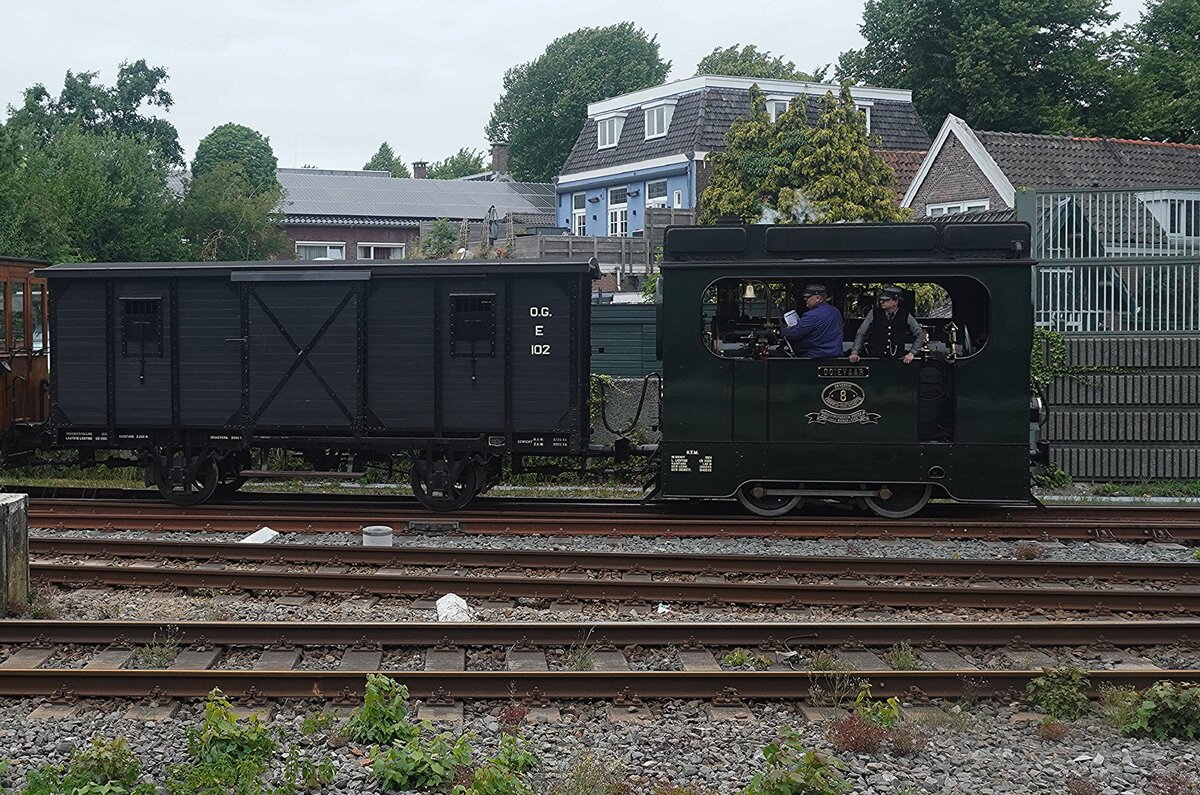 Tramlok SHM-8   Ooievaar  schiebt am grauen 4 Juli 2026 ein Dampftram/Dampfstrassenbahn ins SHM Teil des Bahnhofs von Hoorn ein w�hrend das Bello-Festival, dass jedes 1. volles Wochenende von Juli stattfindet. Die SHM-8 wurde als einer von sechs Tramloks gebaut f�r die HTM (Haagsche Tram Maatschappij) von Backer&Rueb in Breda (NL) und werden Backertjes genannt. Bis 1987 wurde der Lok zweimal durchverkauft bevor Backer&Rueb sie zur�ckkaufte um als Denkmal auf deren Gel�nde zu setzen. Die SHM k�nnte der Ooievaar in 1998 kaufen und nach grundiger Restauration in 2006 wieder in Museumsdienst stellen. Bis heute ist die SHM-8 aktiv.