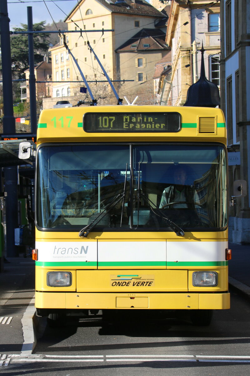 transN, La Chaux-de-Fonds - Nr. 117 - NAW/Hess Gelenktrolleybus (ex TN Neuchtel Nr. 117) am 15. Dezember 2023 in Neuchtel, Place Pury (Aufnahme: Martin Beyer)